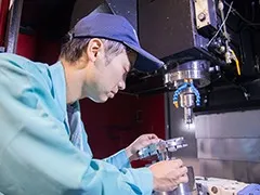 【ものづくりに興味があるあなたへ】自分の手から生み出す仕事!精密部品加工職